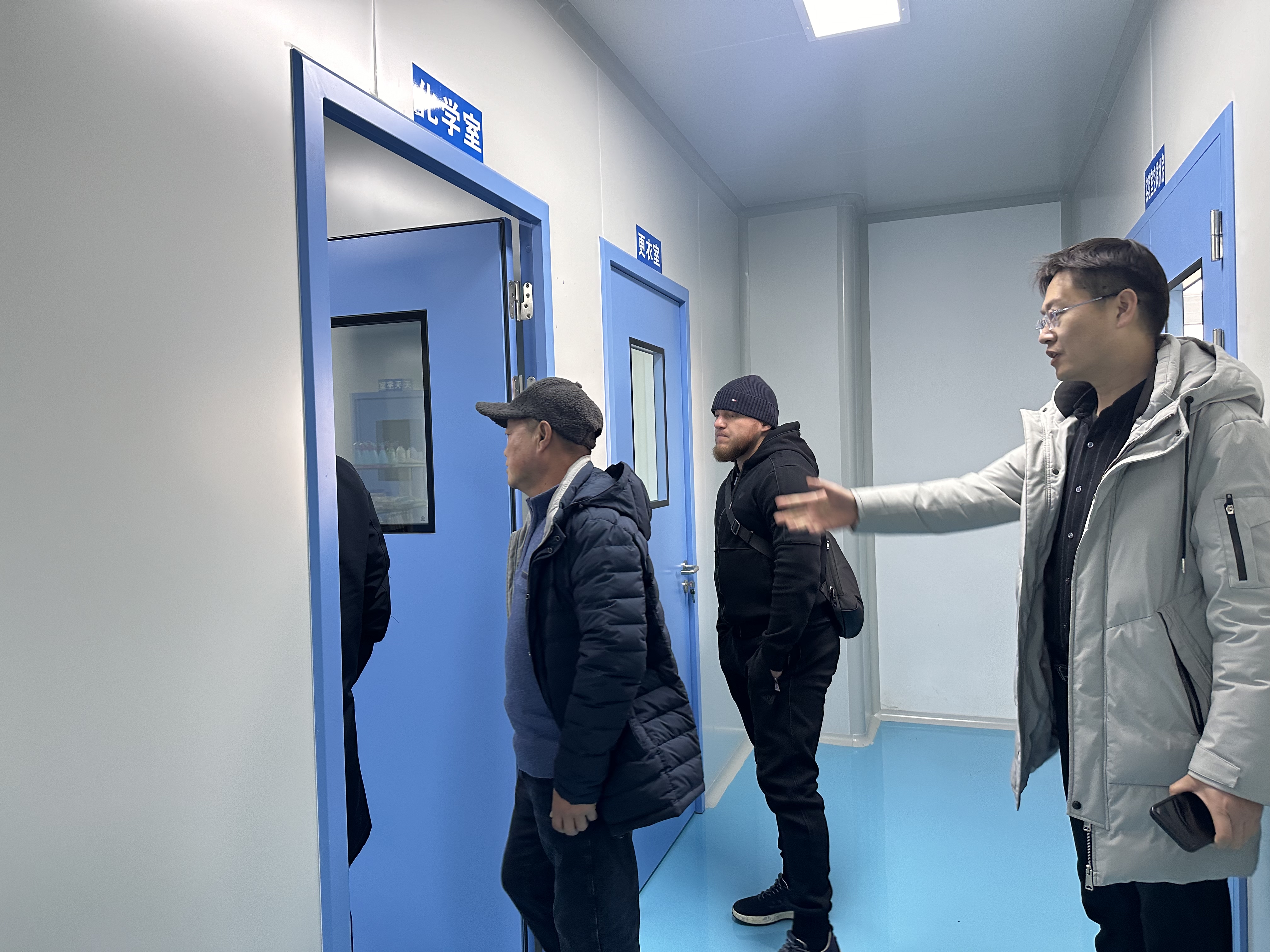 陳總向客戶介紹工廠